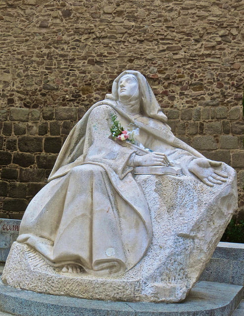 Статуя святой Терезы Авильской