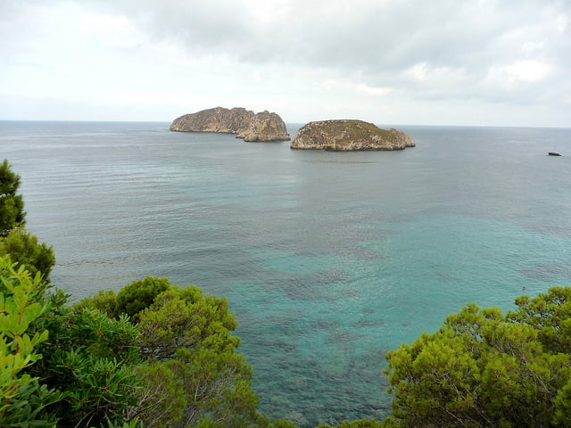 Две одинокие скалы в море